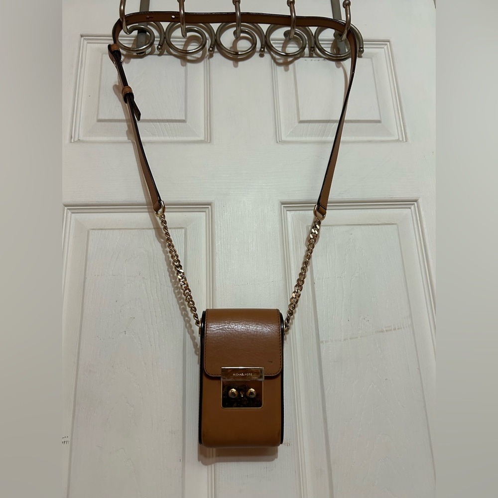 Michael Kors Camera Scout Collection Iphone
Leather Crossbody Bag - Picture 1 of 12